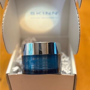 SKINN Divine Elixir  Moisturizing Cream. New in Box !